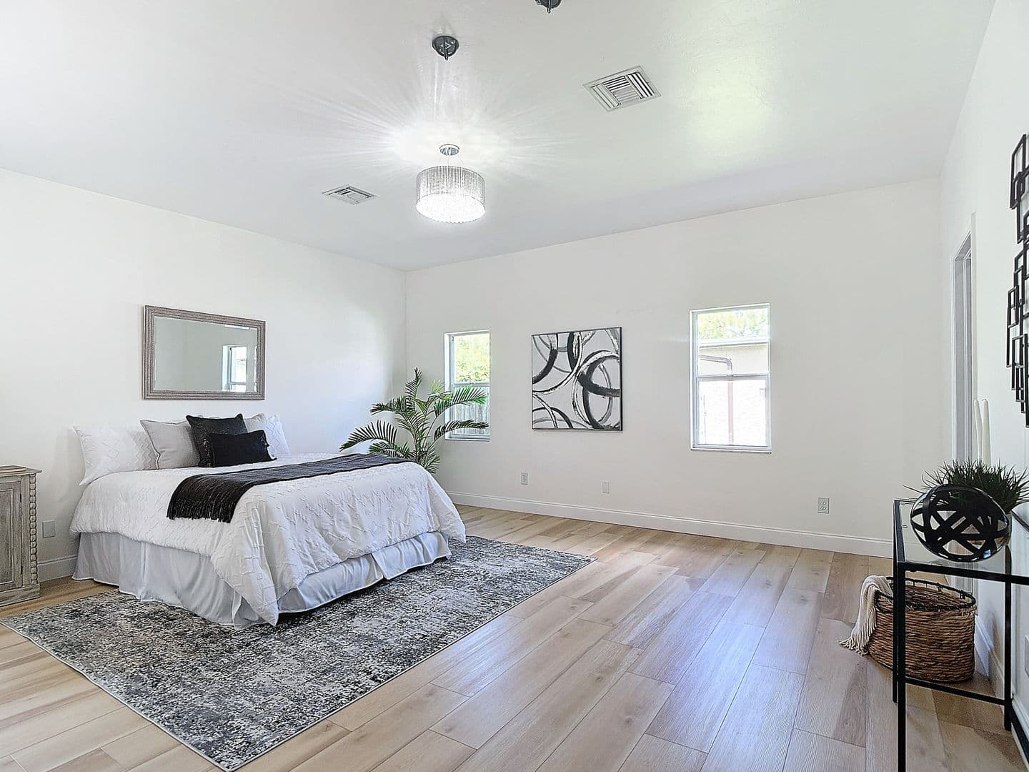Naples House: 130 16th Ave NE