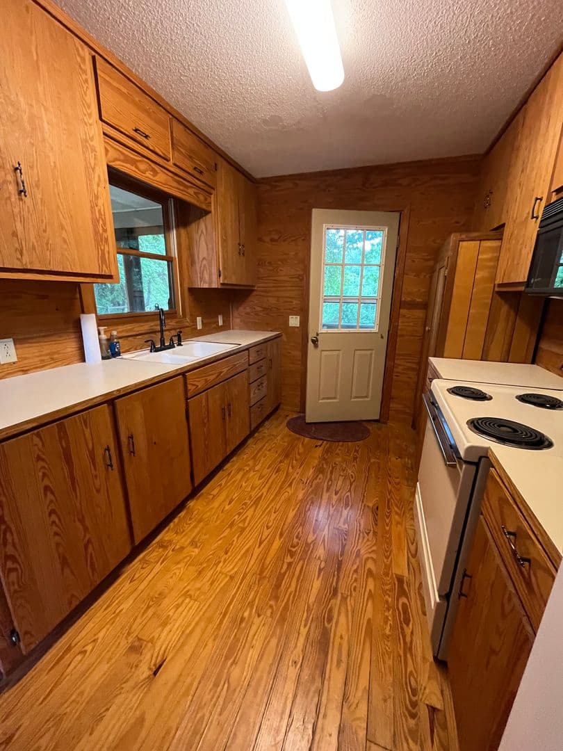 West Jefferson House: 326 Monticello Dr