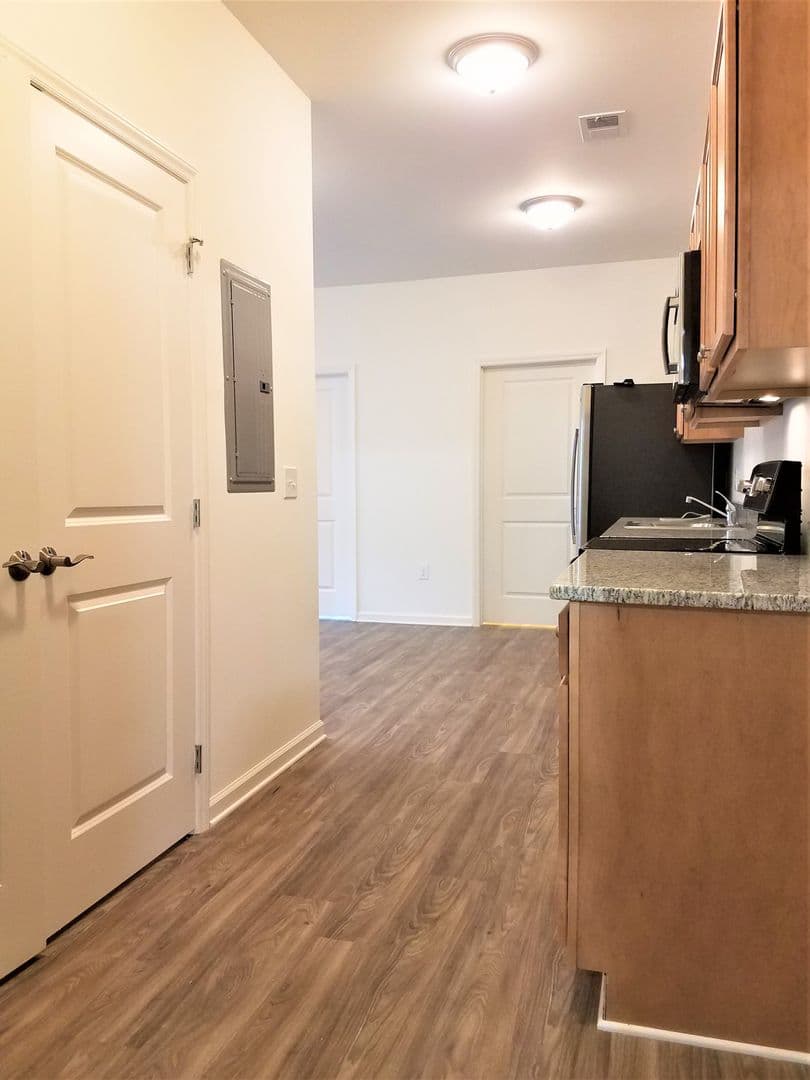 Jefferson Apartment: Academy St