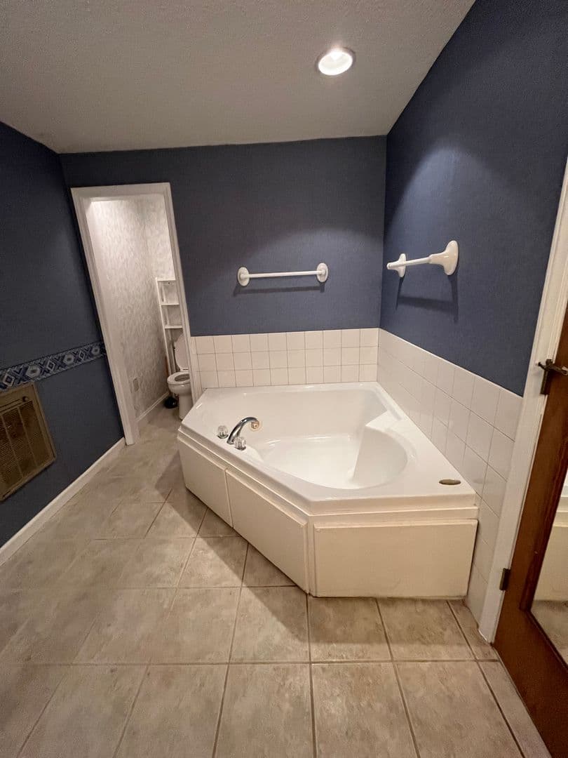 West Jefferson House: 326 Monticello Dr