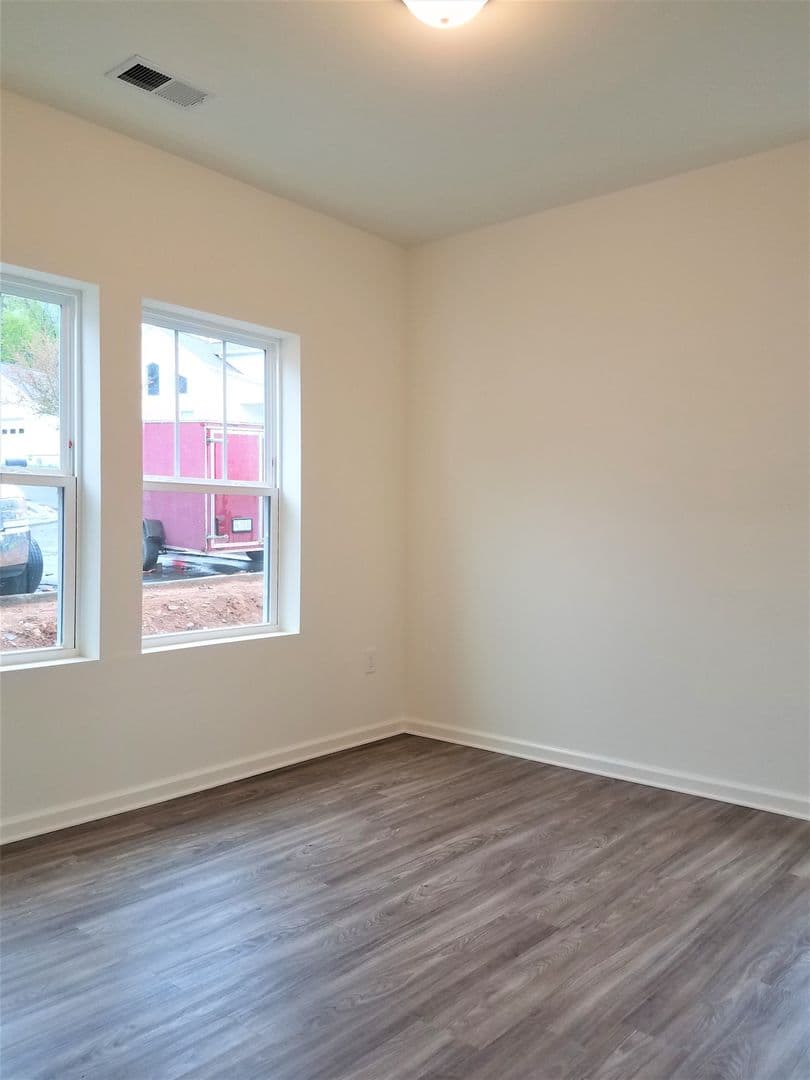 Jefferson Apartment: Academy St