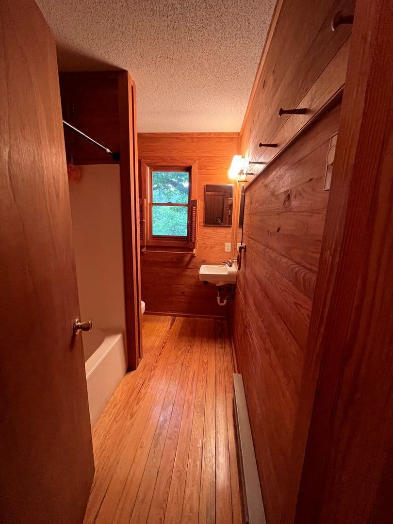 West Jefferson House: 326 Monticello Dr