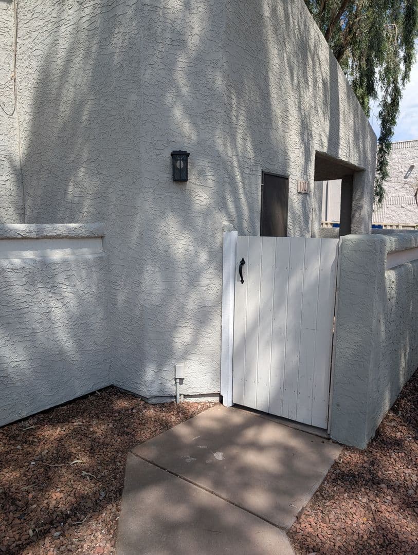 Tempe House: 850 S. River Dr. #1021