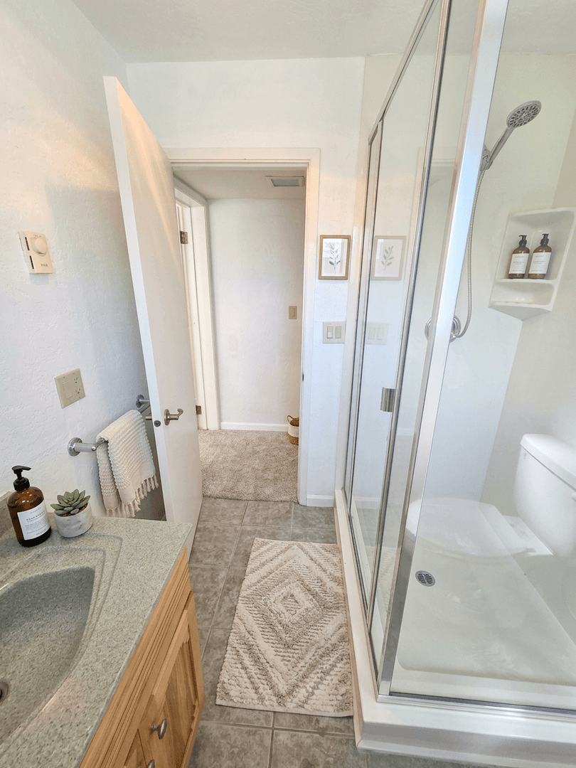 Ashland House: 495 Jennifer St