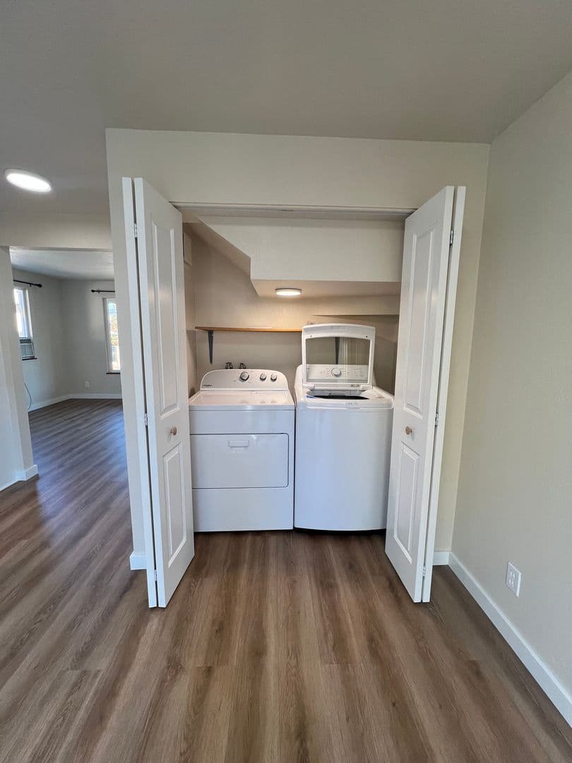 Ashland Apartment: 1069 E Main St
