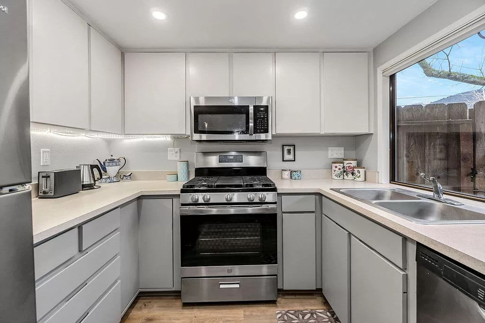 Ashland House: 163 E Hersey St