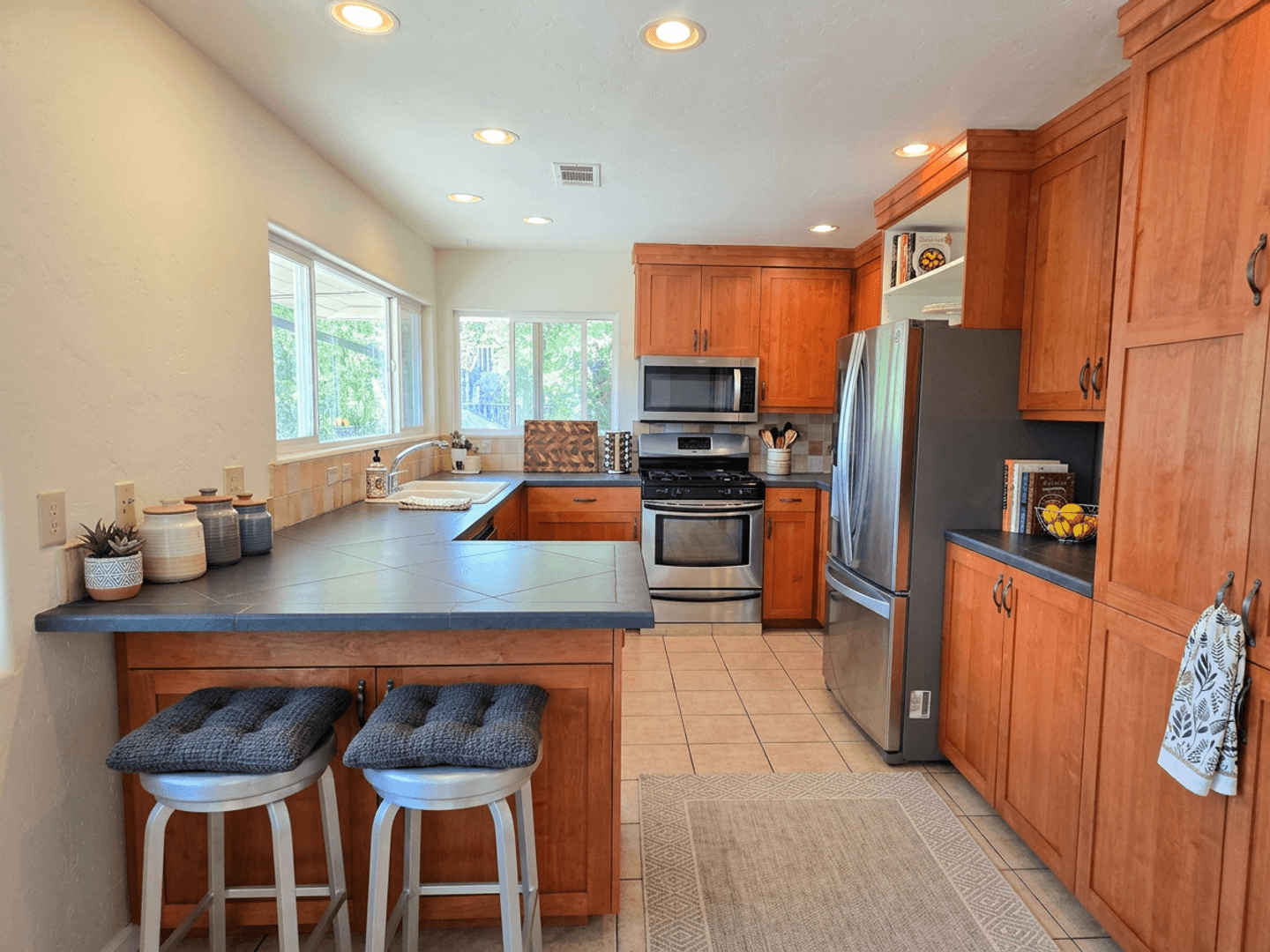 Ashland House: 495 Jennifer St