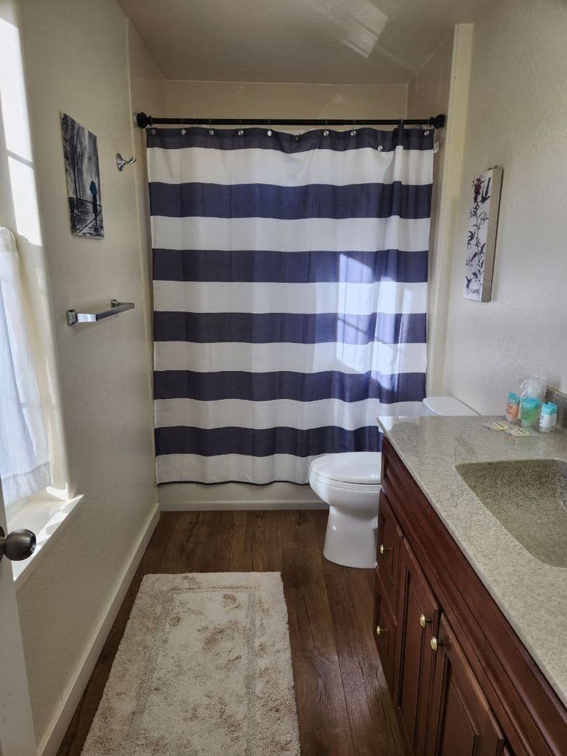 Ashland Apartment: 1280 Oak St - Miranda Carriage House #1