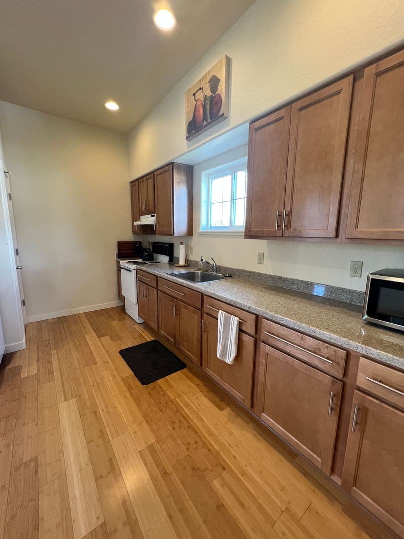 Ashland Apartment: 1280 Oak St - Rosalind Carriage House #2