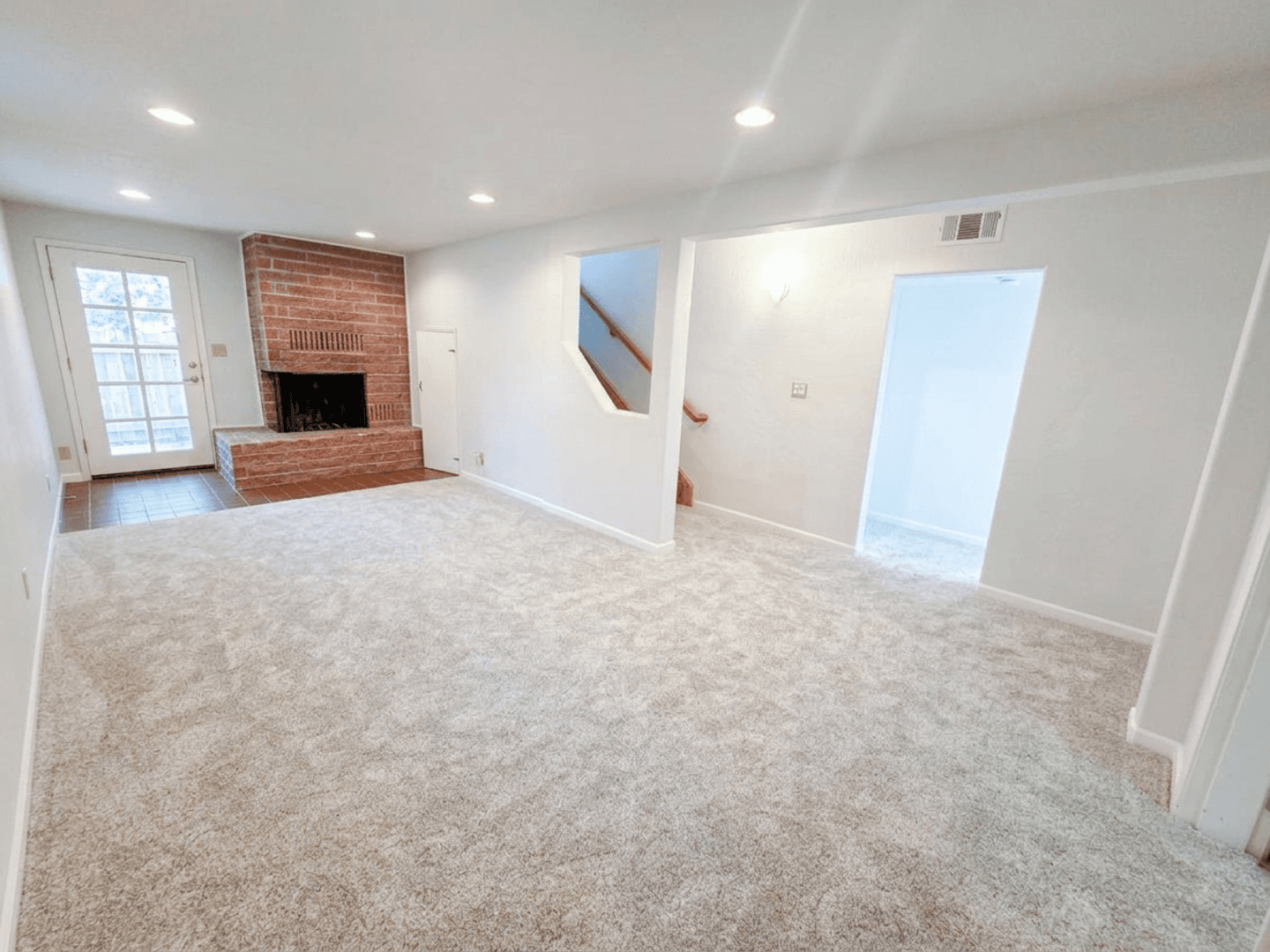 Ashland House: 495 Jennifer St