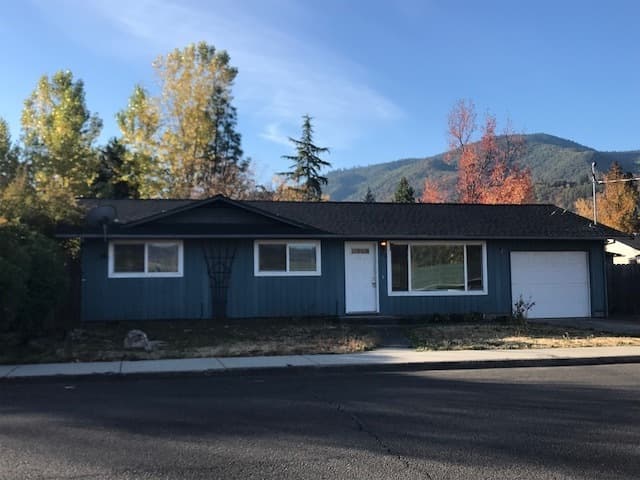 Ashland House: 212 W Nevada St