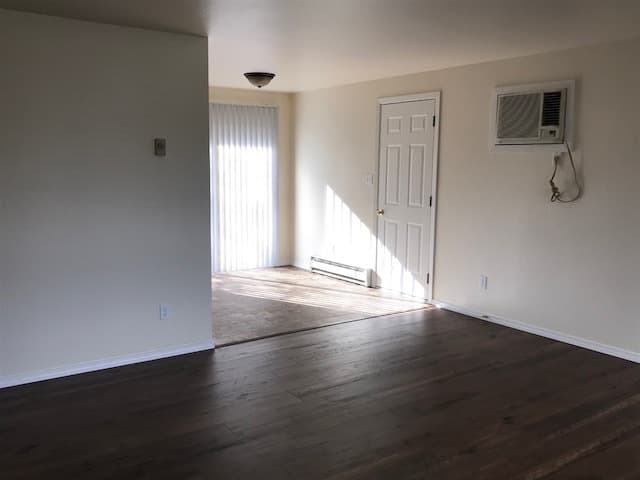 Ashland House: 212 W Nevada St