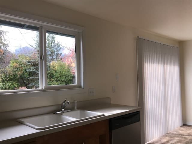 Ashland House: 212 W Nevada St