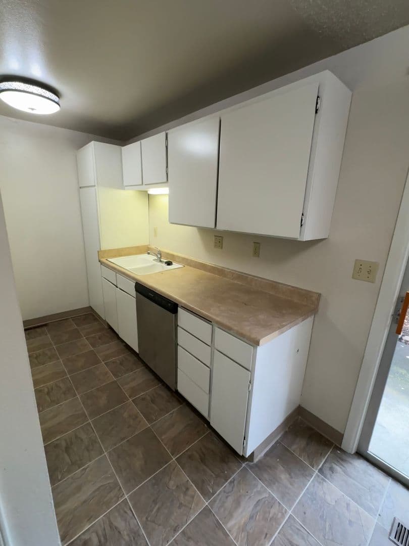 Ashland Apartment: 133 Gresham St - B
