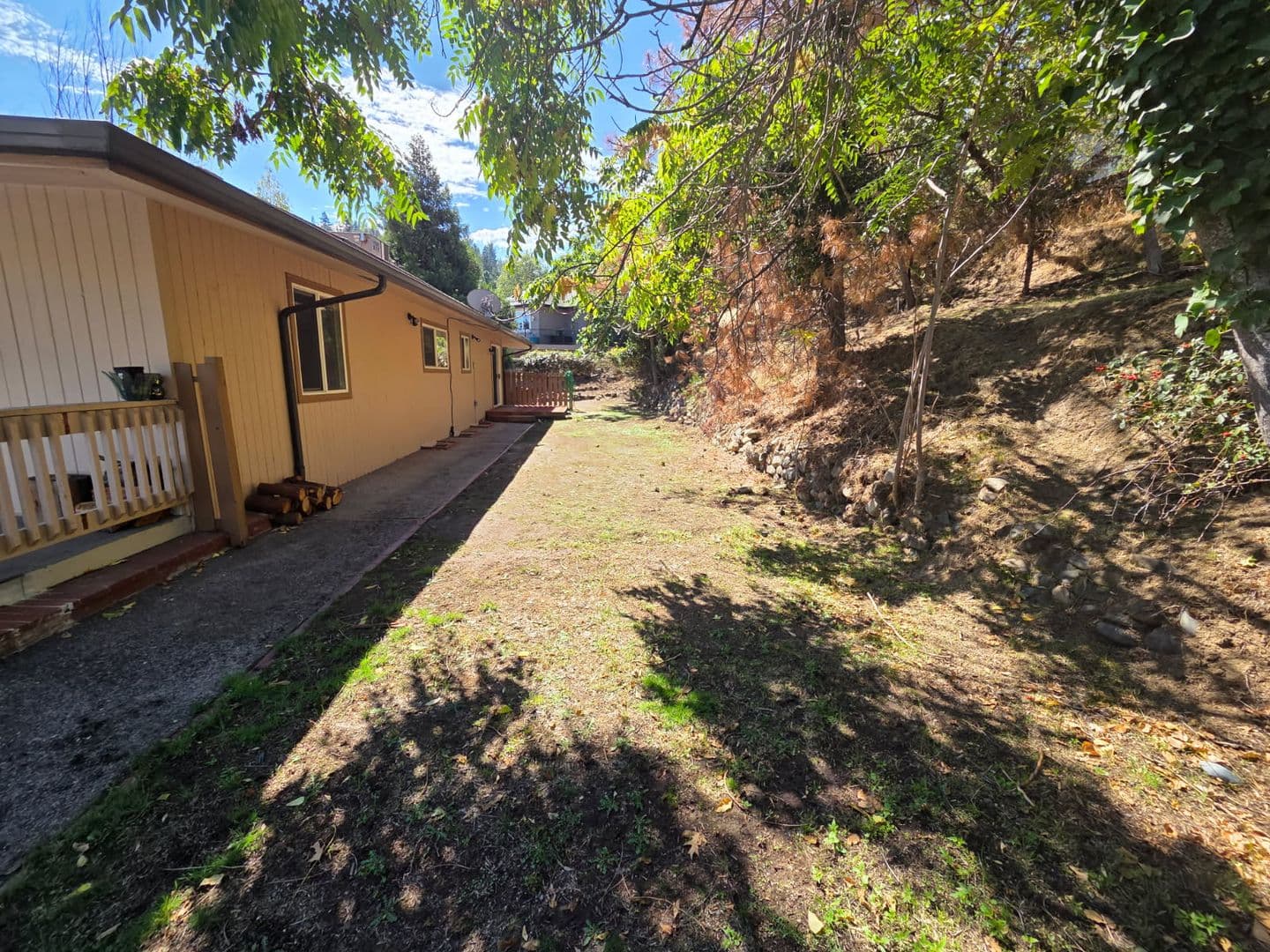 Ashland House: 495 Jennifer St