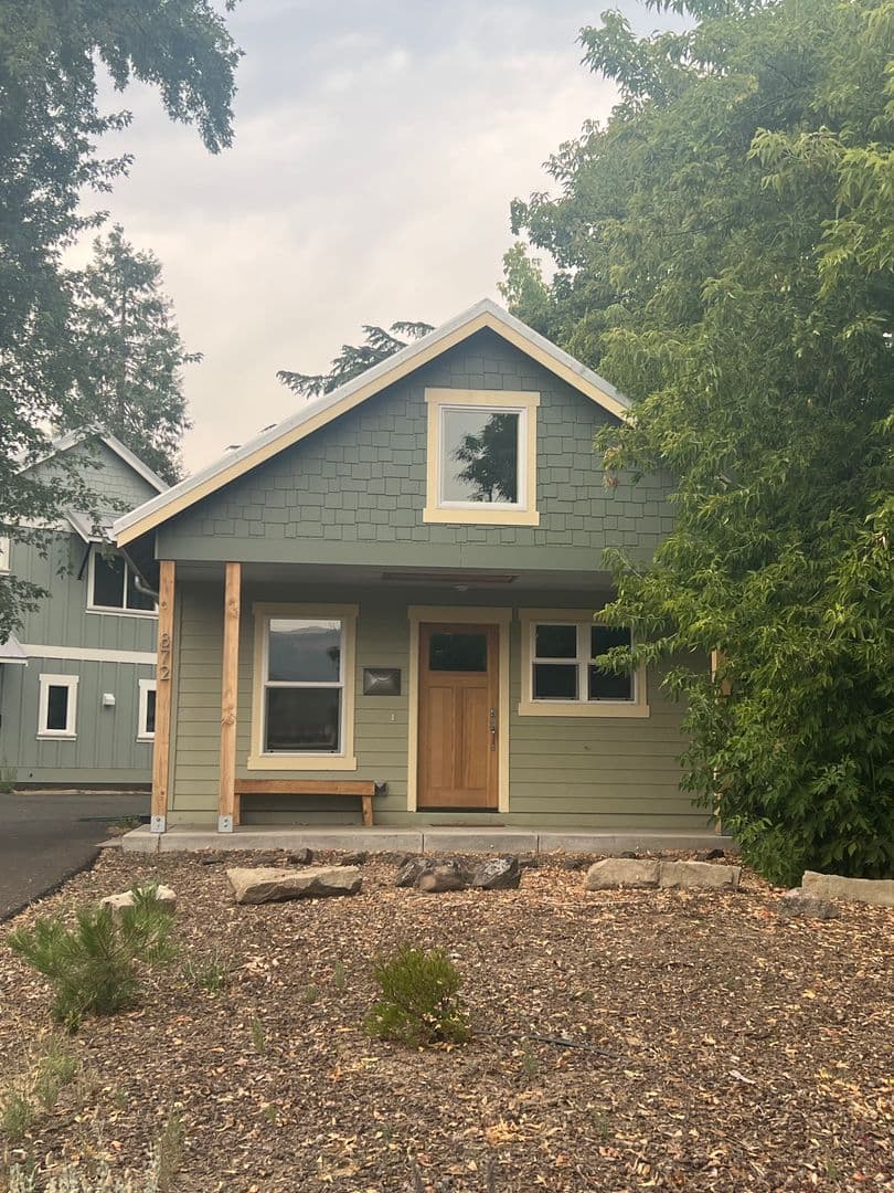 Ashland Apartment: 872 Siskiyou Blvd