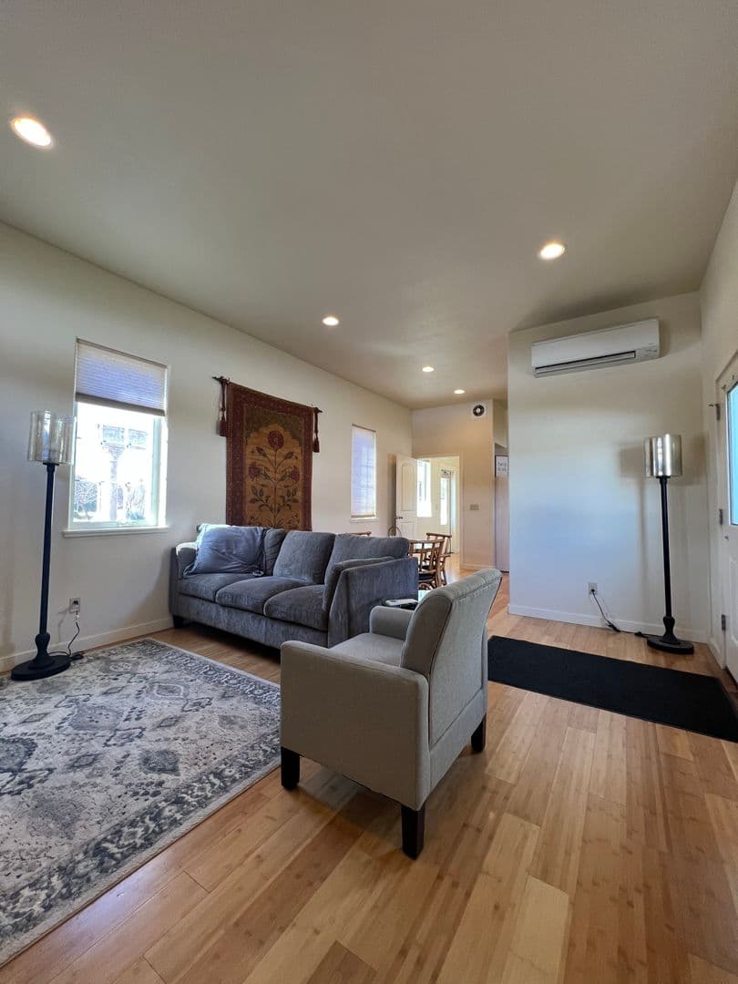Ashland Apartment: 1280 Oak St - Rosalind Carriage House #2