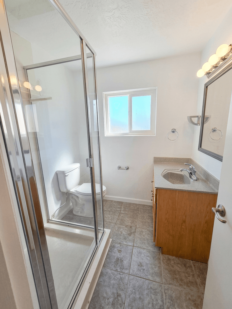 Ashland House: 495 Jennifer St