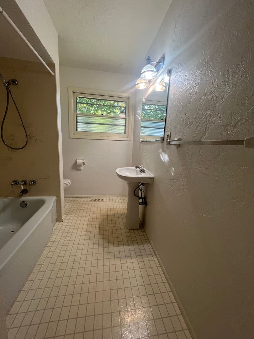 Ashland House: 840 Harmony Lane