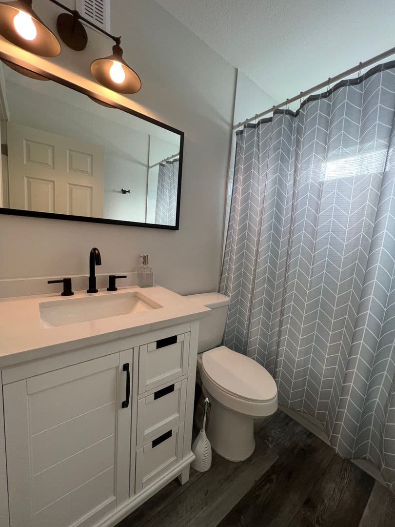 Ashland Apartment: 878 Siskiyou Blvd