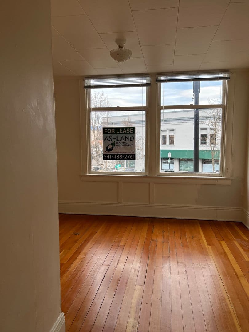 Ashland House: 13 N Main St #3