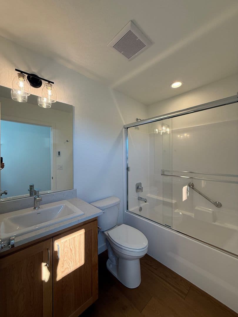 Ashland House: 1285 Hagen Way