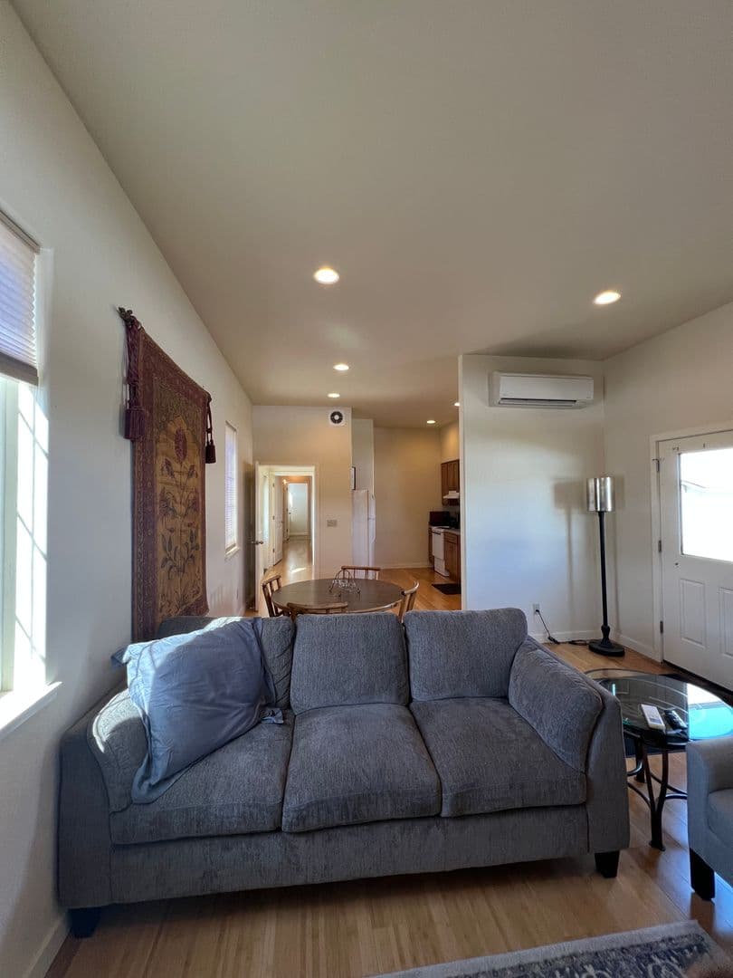 Ashland Apartment: 1280 Oak St - Rosalind Carriage House #2