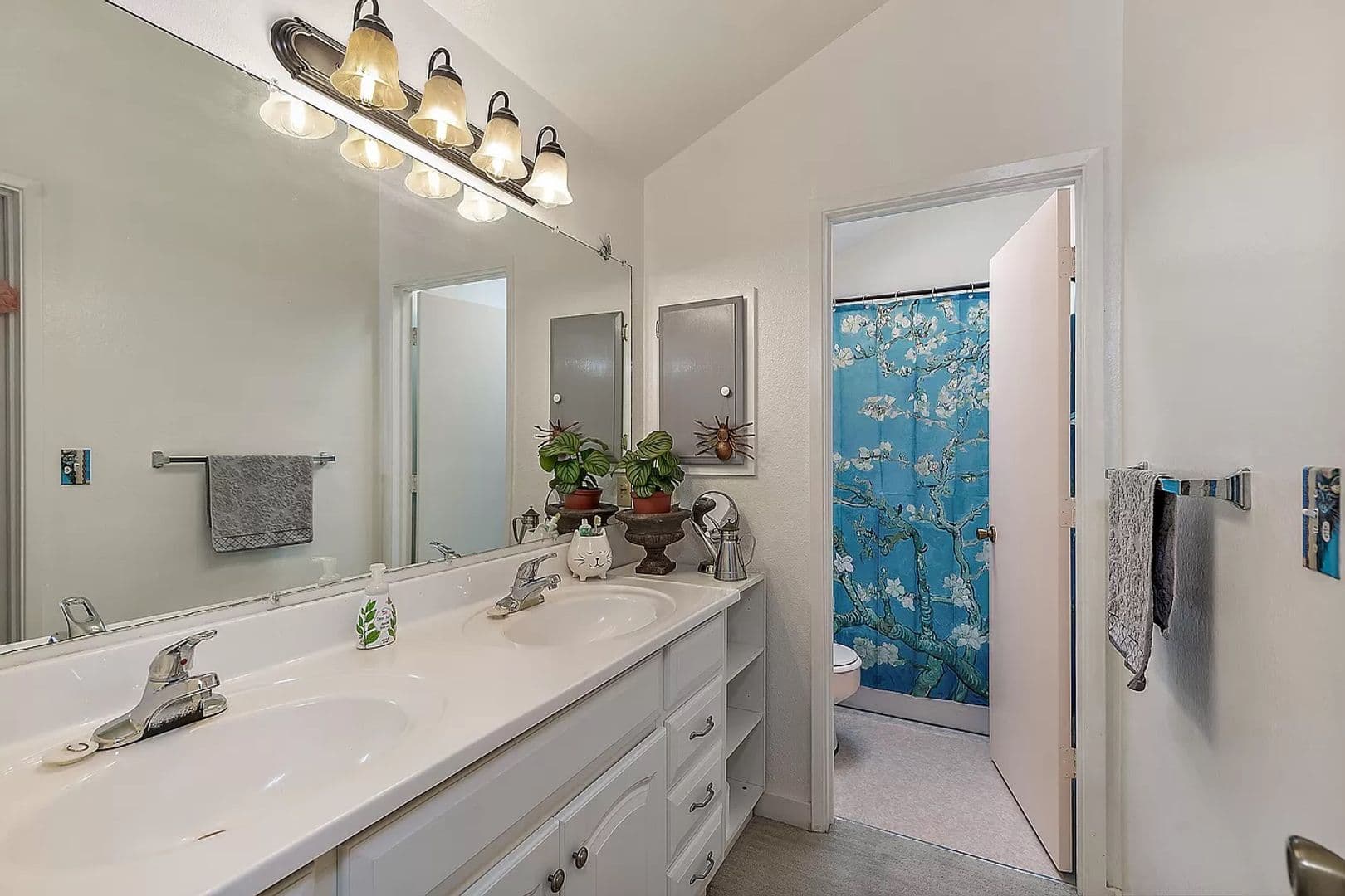 Ashland House: 163 E Hersey St