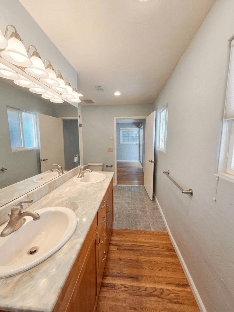 Ashland House: 495 Jennifer St