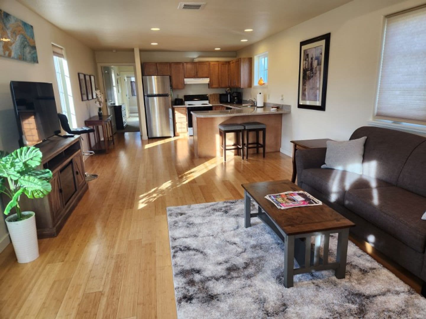 Ashland Apartment: 1280 Oak St - Miranda Carriage House #1