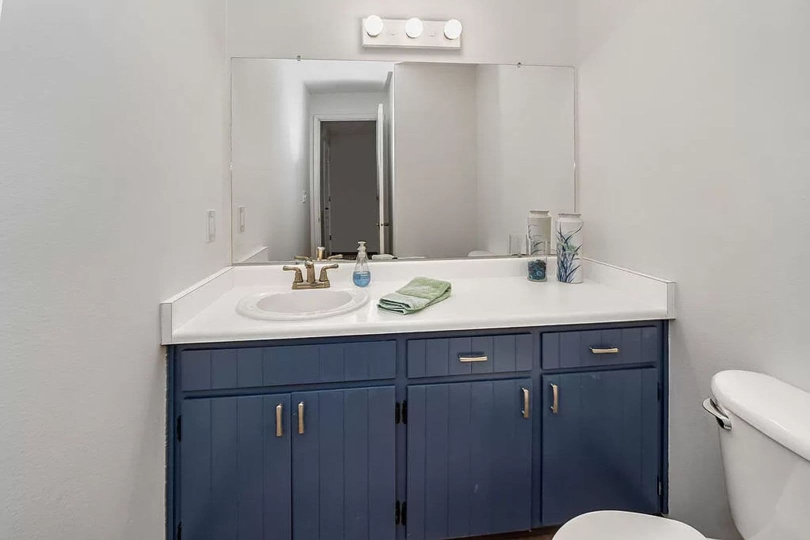 Ashland House: 163 E Hersey St