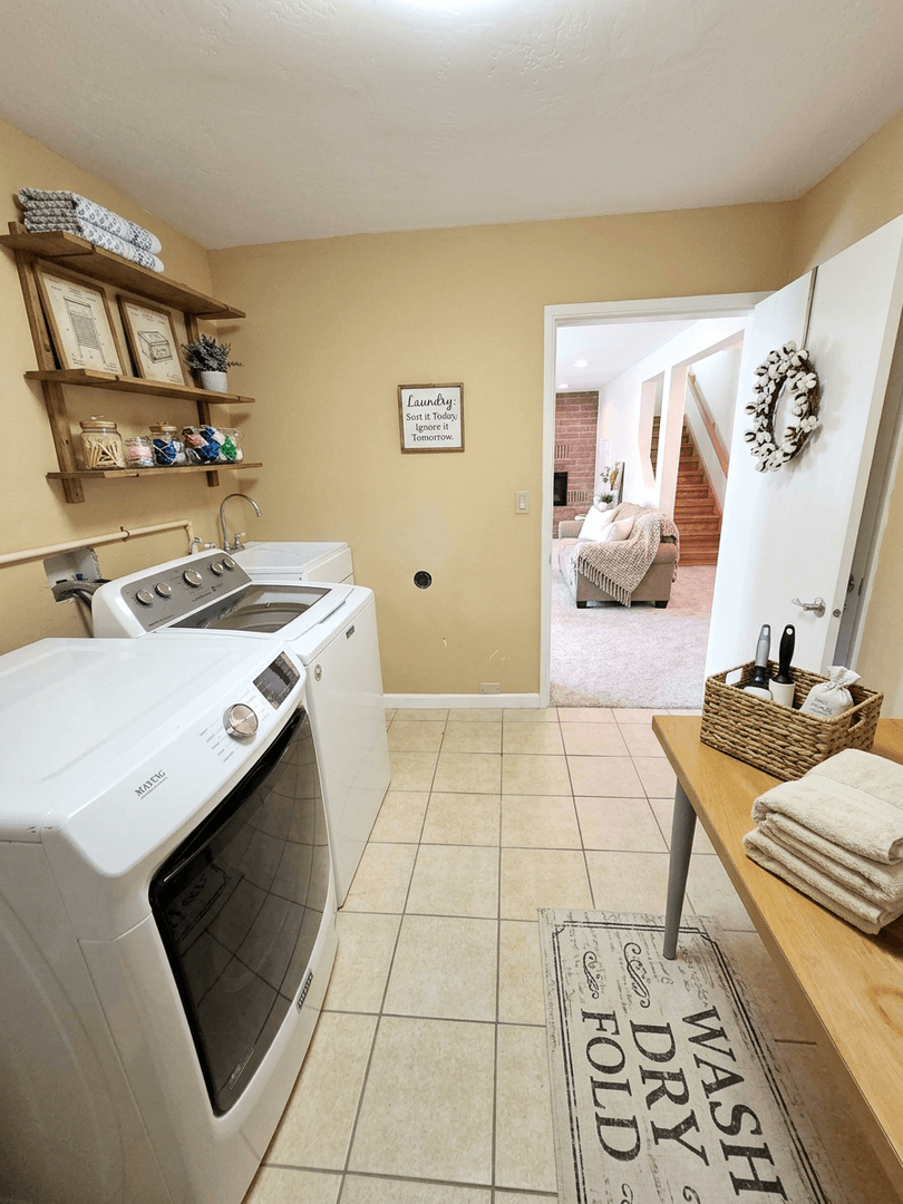 Ashland House: 495 Jennifer St