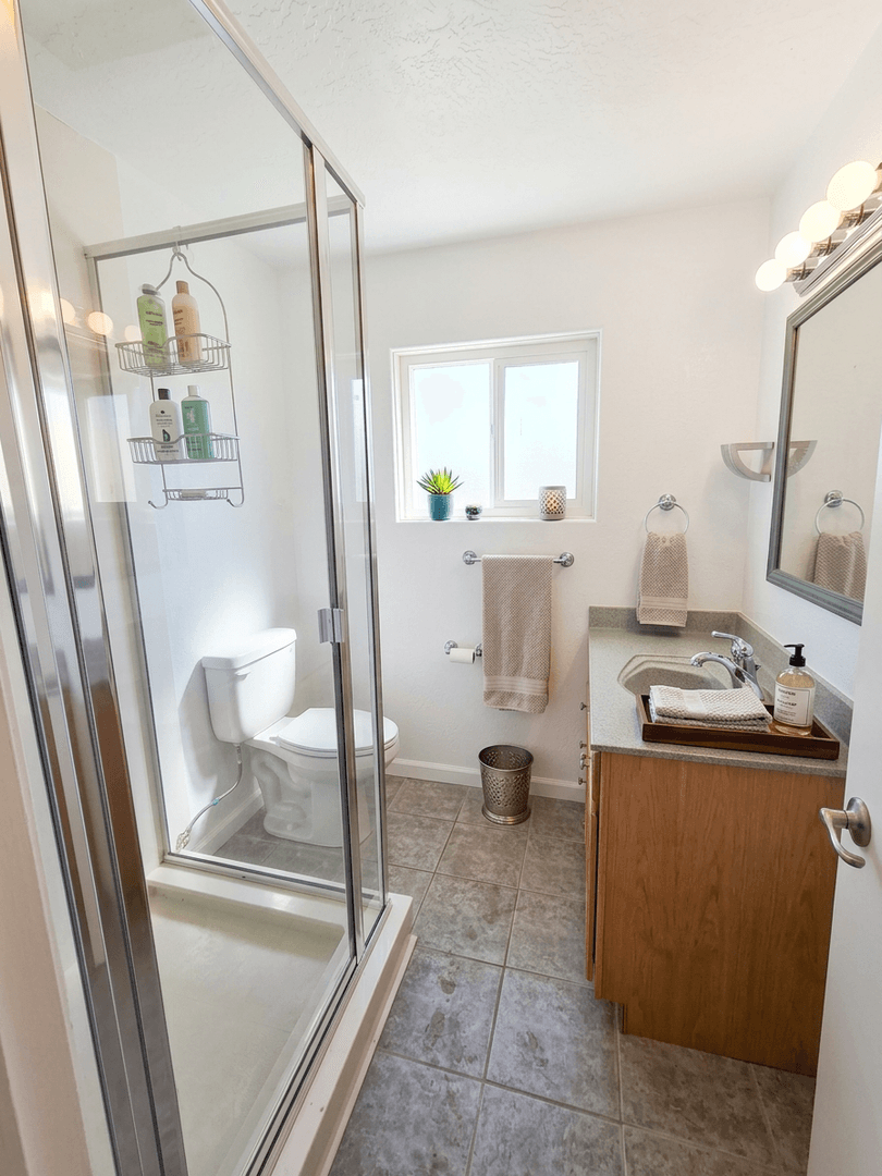 Ashland House: 495 Jennifer St