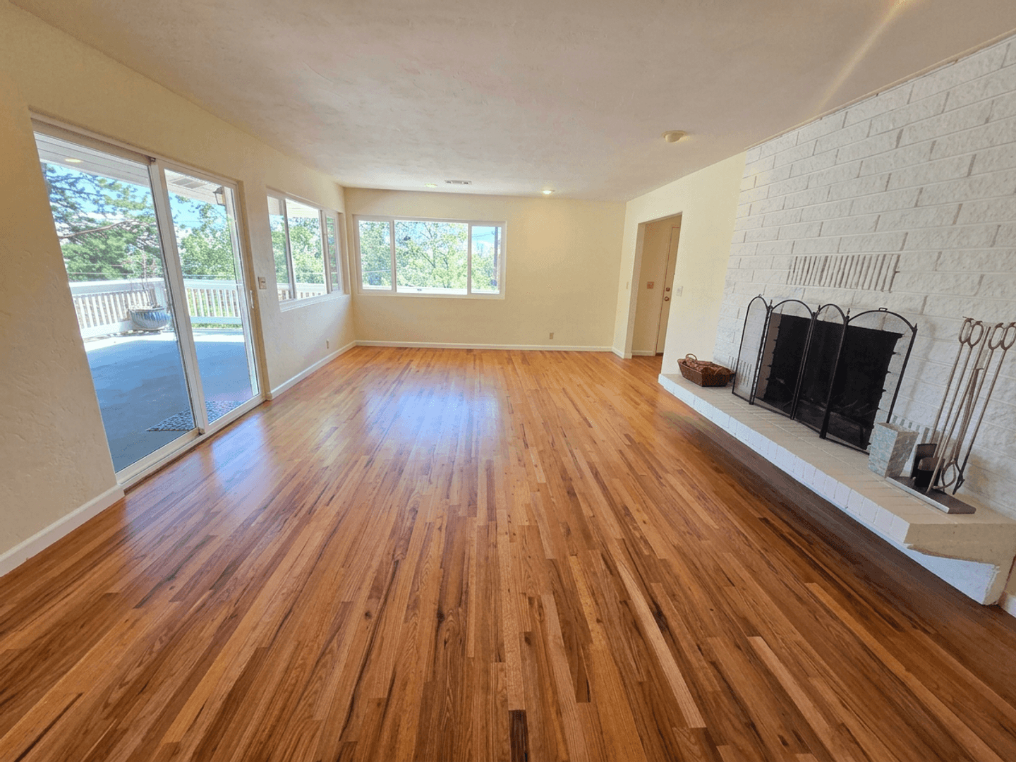 Ashland House: 495 Jennifer St