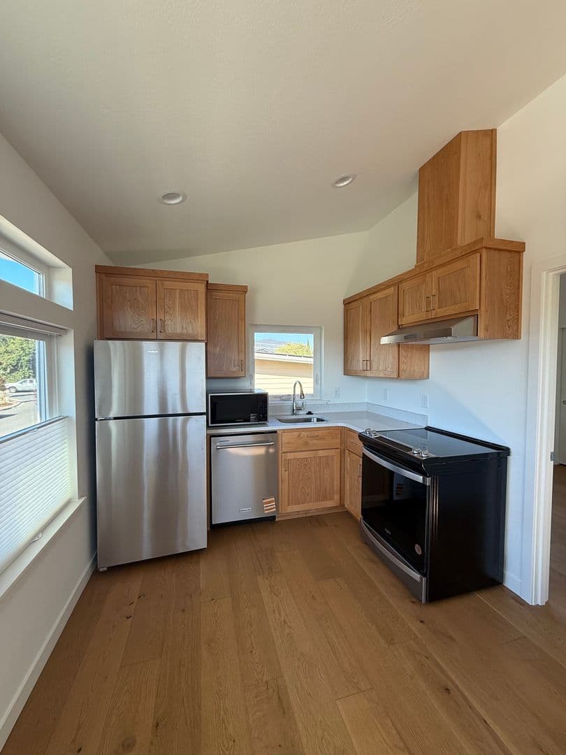 Ashland House: 1285 Hagen Way