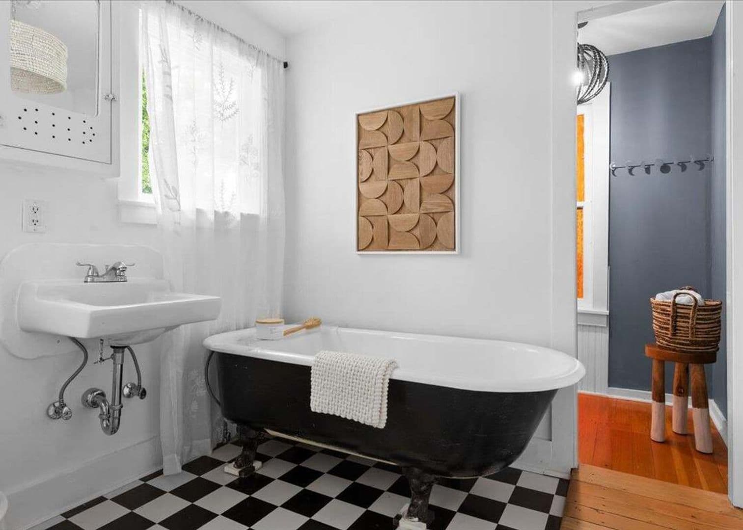 Ashland House: 171 Helman St