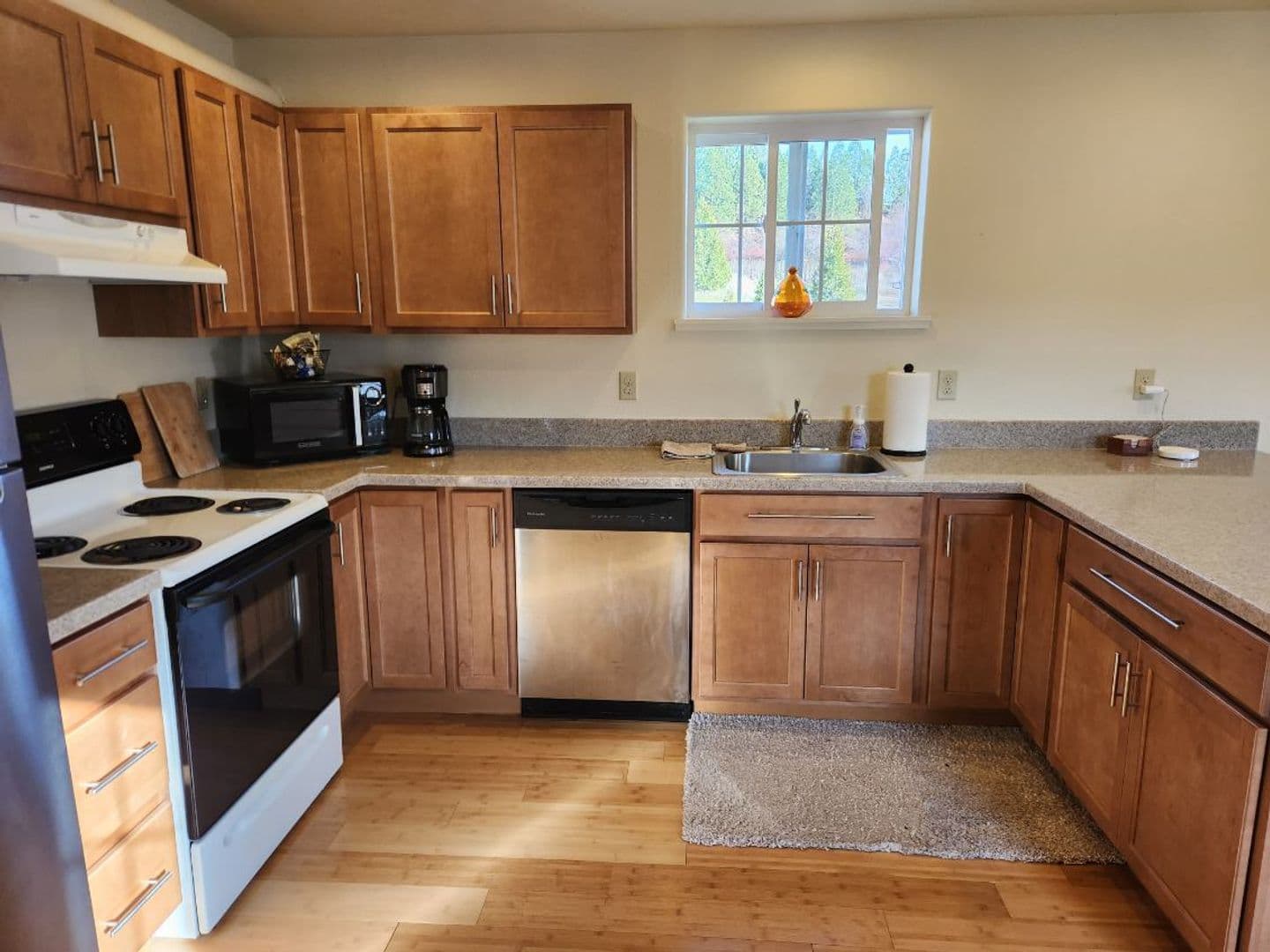 Ashland Apartment: 1280 Oak St - Miranda Carriage House #1