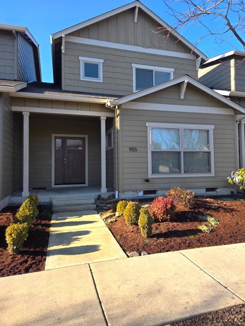 Ashland Townhome: 955 Camelot Dr