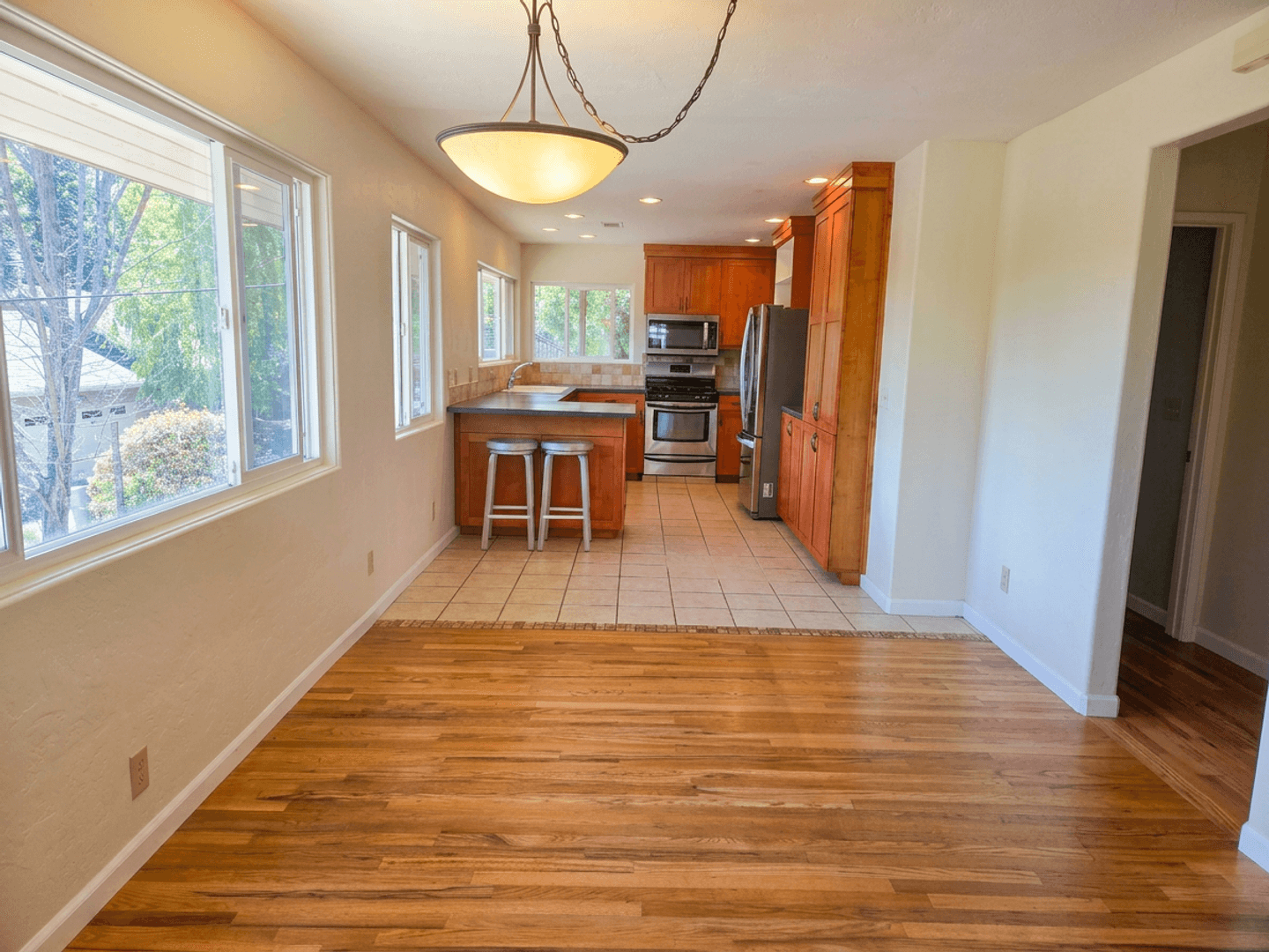 Ashland House: 495 Jennifer St