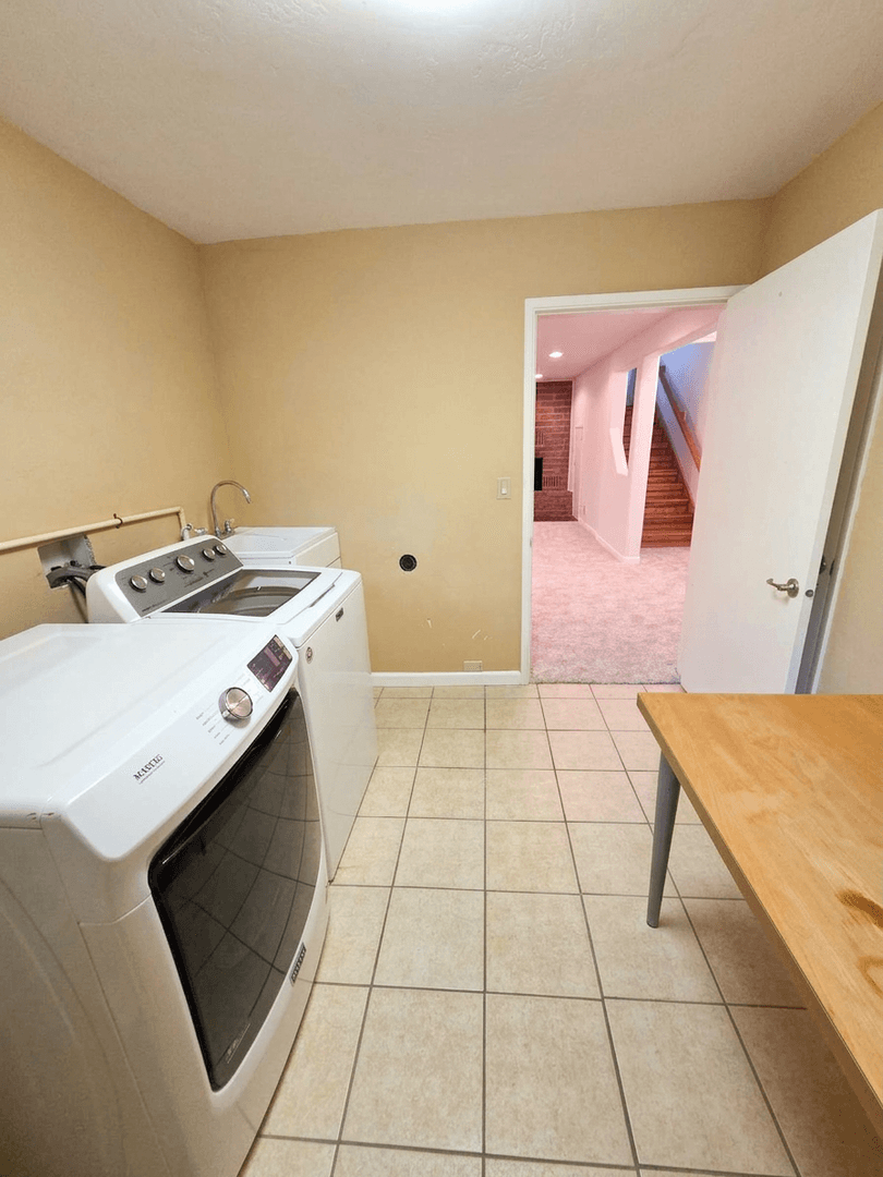 Ashland House: 495 Jennifer St