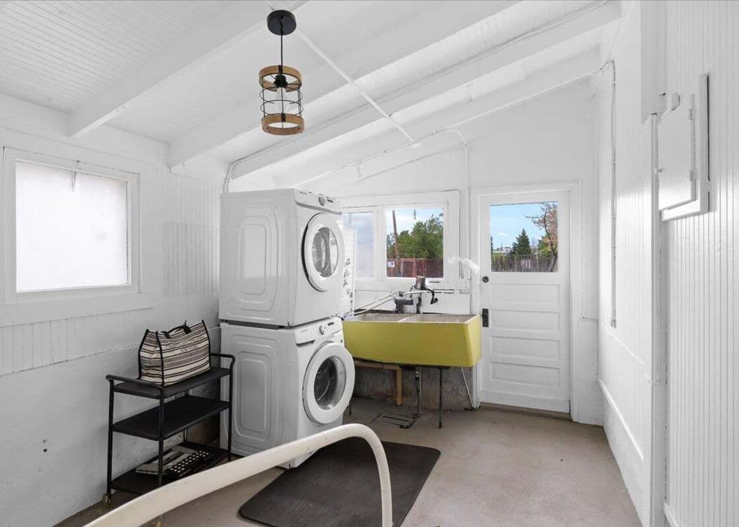 Ashland House: 171 Helman St