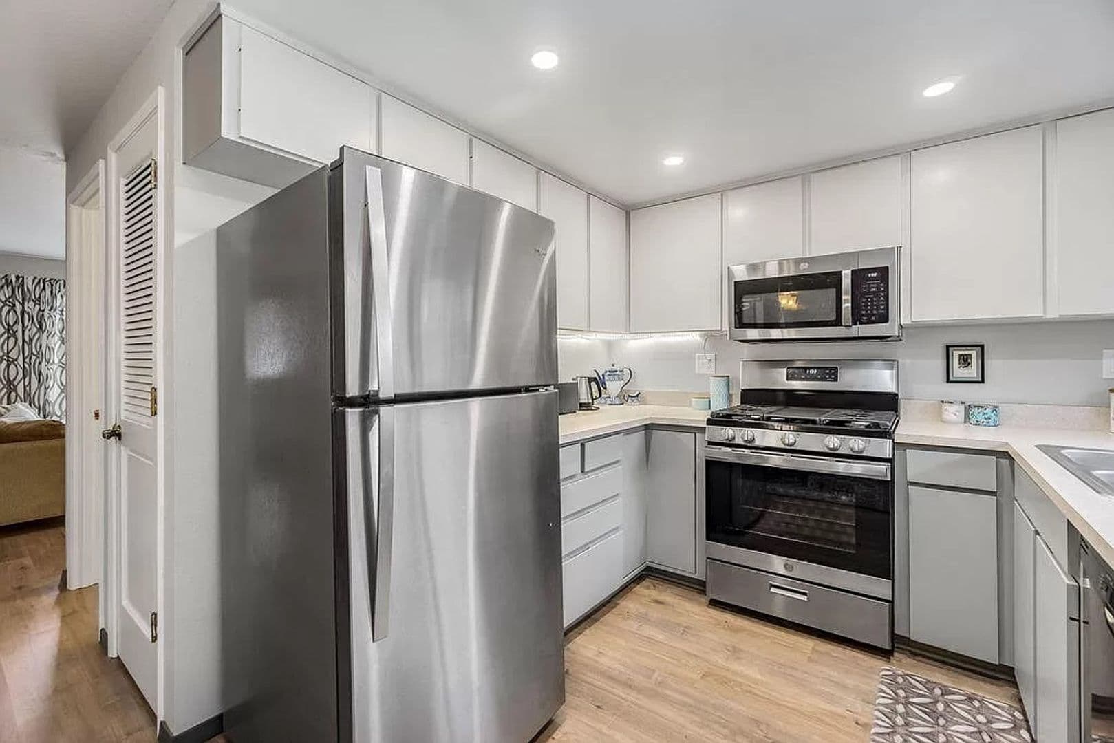 Ashland House: 163 E Hersey St