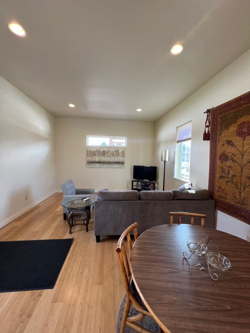 Ashland Apartment: 1280 Oak St - Rosalind Carriage House #2