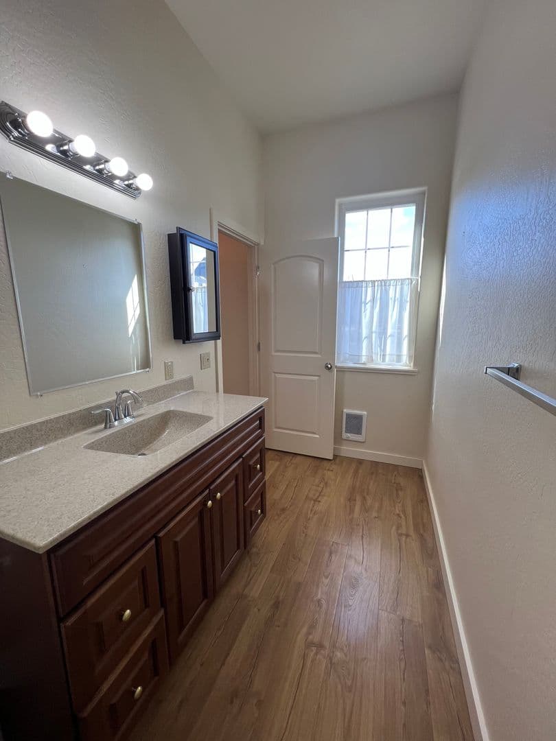 Ashland Apartment: 1280 Oak St - Rosalind Carriage House #2