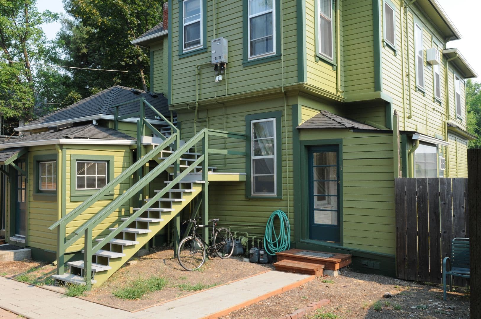 Ashland Apartment: 154 B St #1