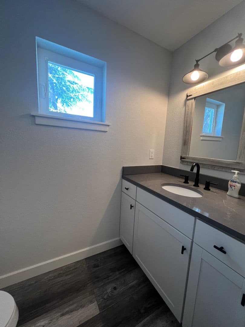 Ashland Apartment: 878 Siskiyou Blvd