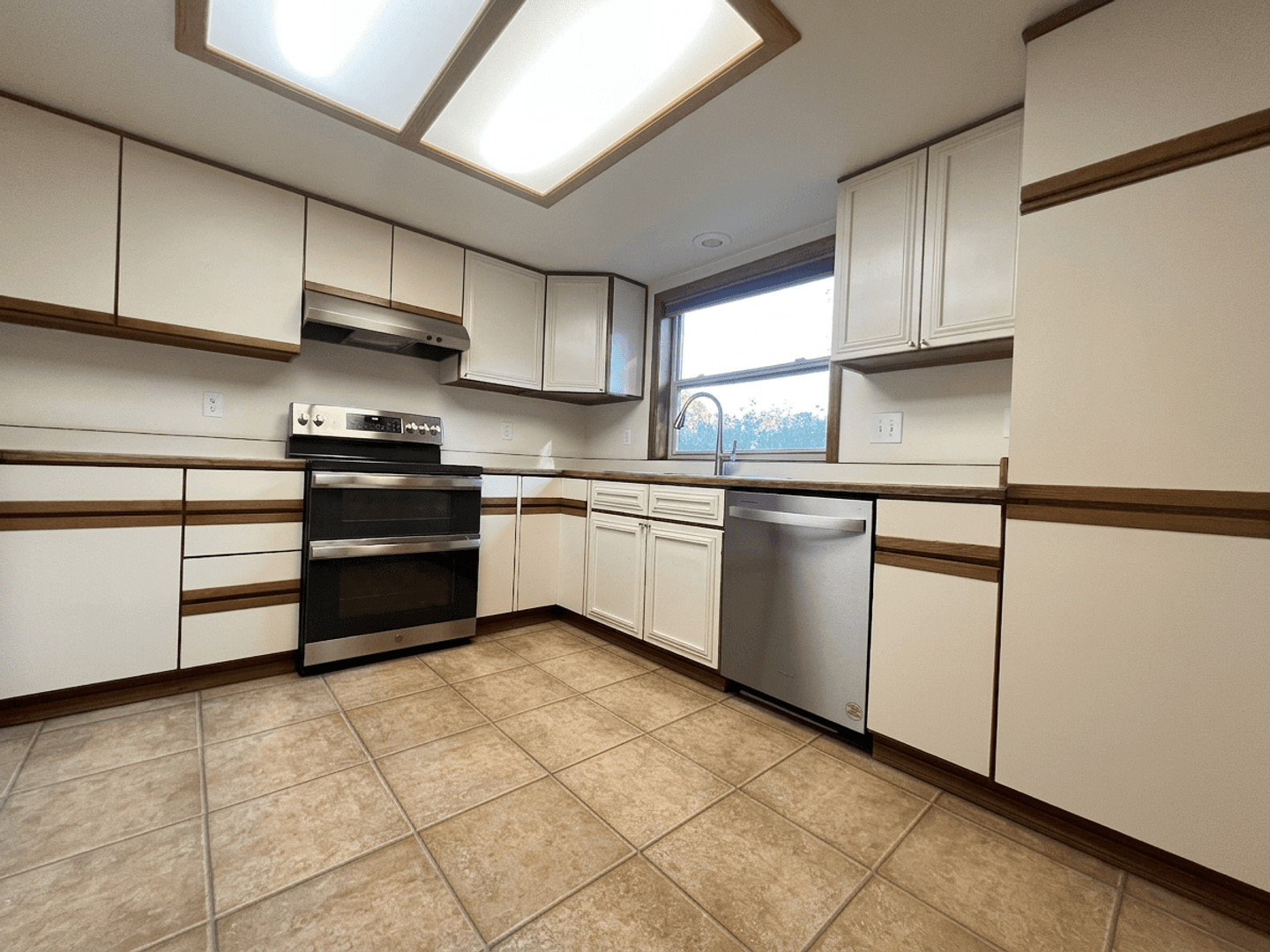 Ashland House: 250 Sheridan St