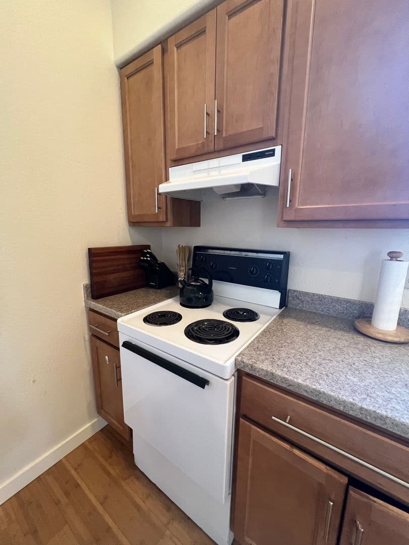 Ashland Apartment: 1280 Oak St - Rosalind Carriage House #2