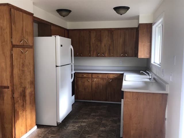 Ashland House: 212 W Nevada St