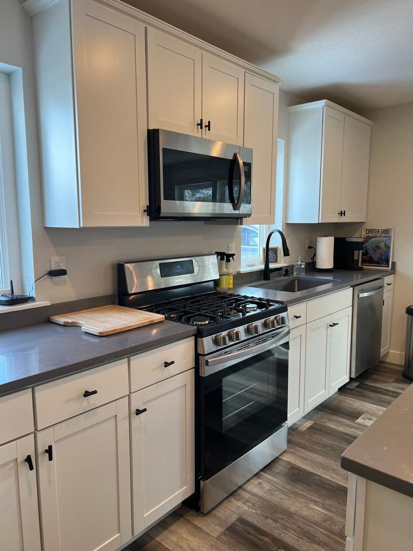 Ashland Apartment: 878 Siskiyou Blvd